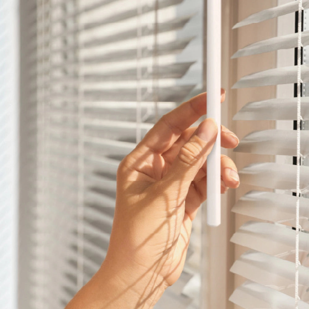 Hand adjusting cordless mini blinds tilt wand for light control